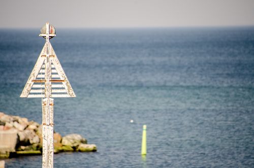 En gammal skylt och utsikt över havet