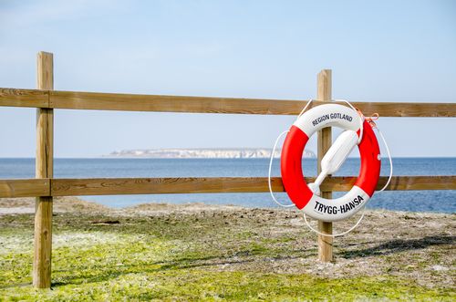 Utiskt över havet med livboj med i bilden